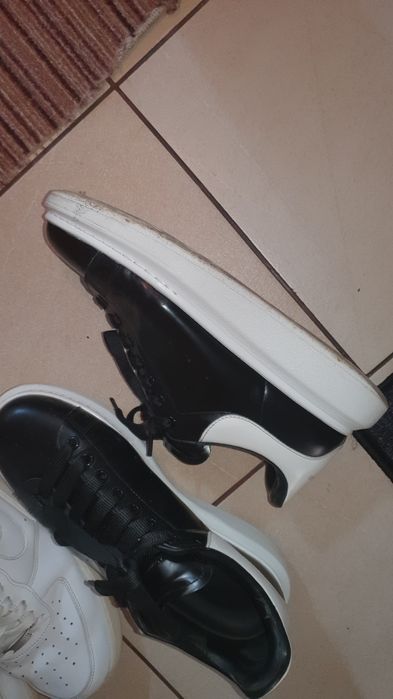 Adidași purtați în stare bună