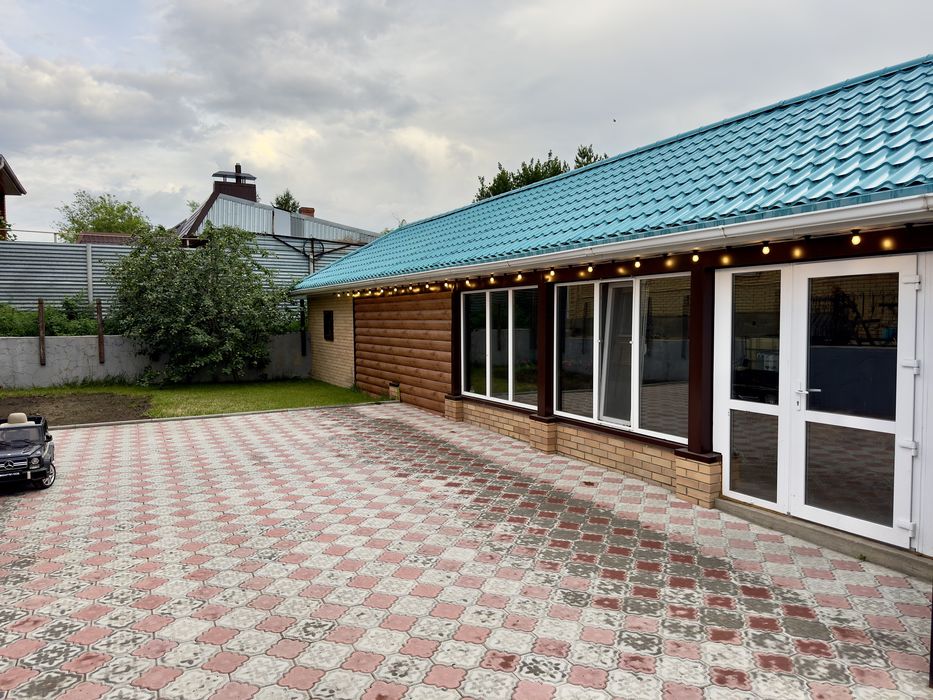 Дом 2 этажа, баня, бассейн, гараж.