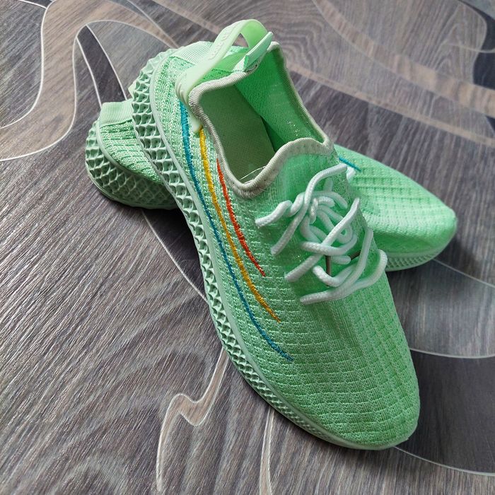 Продам кроссовки