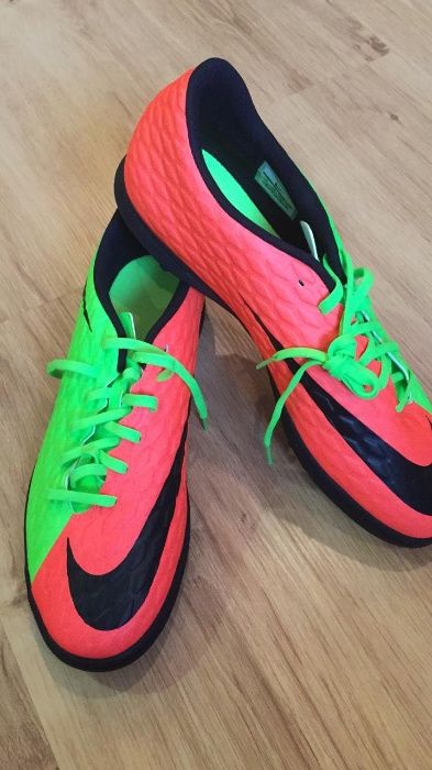 Футбольные бутсы Nike