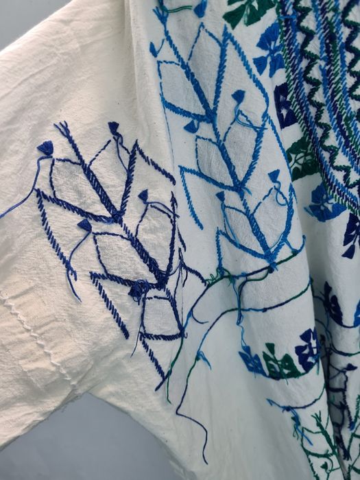 Ie cusuta manual pentru femei