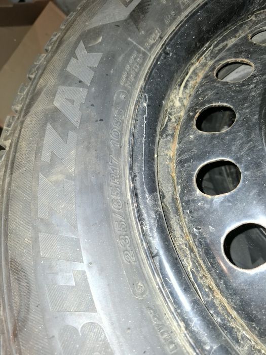 235 65 17 Хюндай туксон " 17 джанти със зимни гуми
