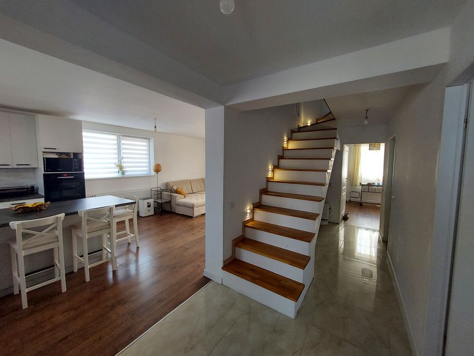 Casa moderna, spatioasa, ideala pentru familie numeroasa.