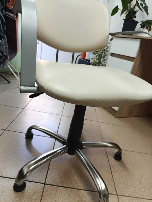 Продавам  фризьорски бежов стол  за работа