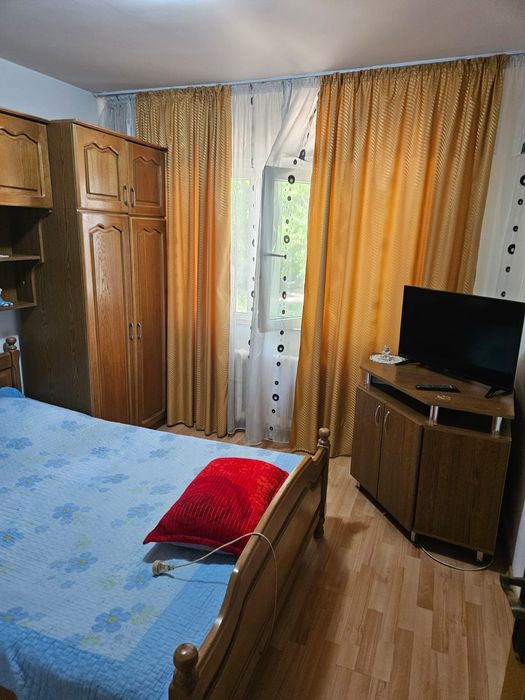 Închiriez apartament cu 2 camere