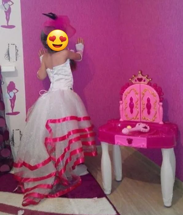 Продам очаровательное платье размер регулируется.