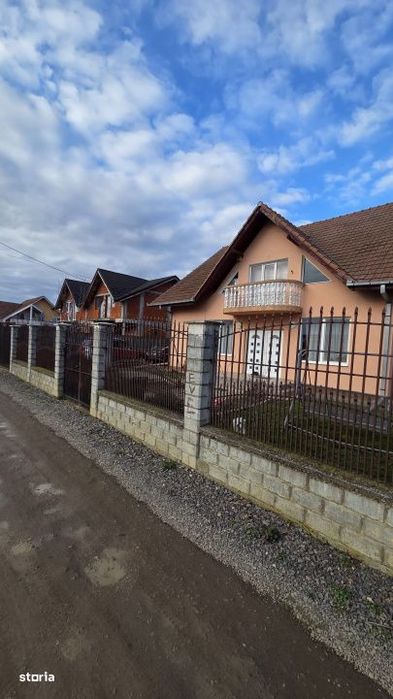 Casa cu mansarda  – Zona Aquastar, str. Gorunului