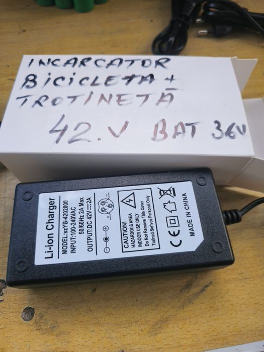 Încărcător 42v bicicleta