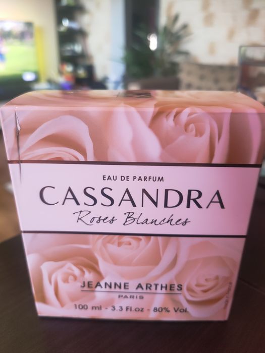 Vând apa de parfum Cassandra Roses Blanches
