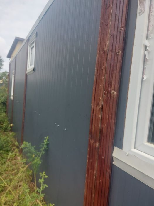 Pachet complet – container locuibil + căsuță lemn 24 mp + 5 panouri solare + generator + piscină