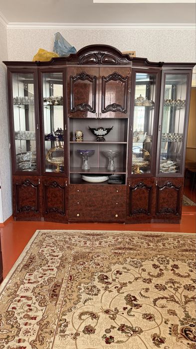 Сервант в хорошем состоянии