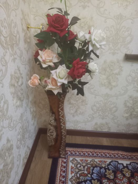 Gul vaza  uy bezatish uchun