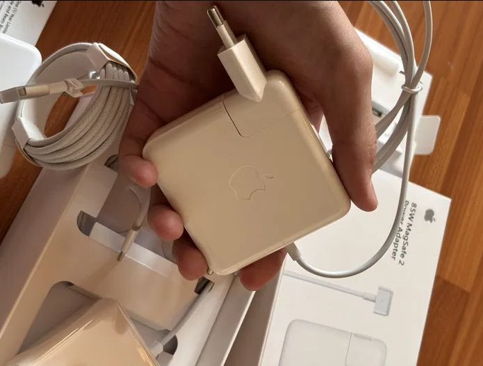 на MacBook 85W - зарядка, блок питания . .