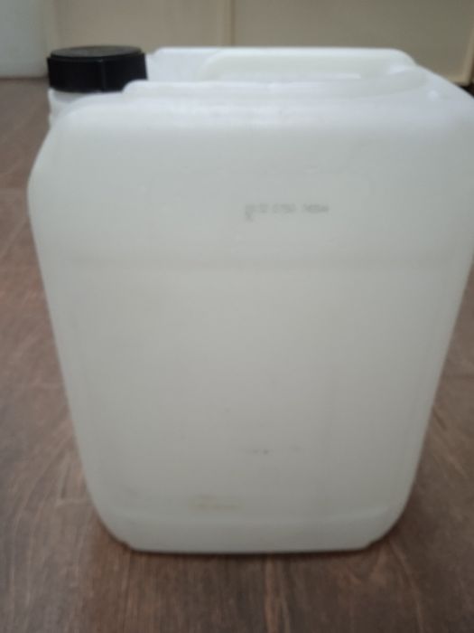 Продам канистры 20 литров.