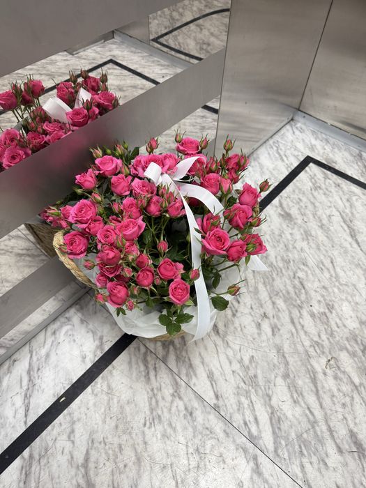 Букет цветов кустовые розы