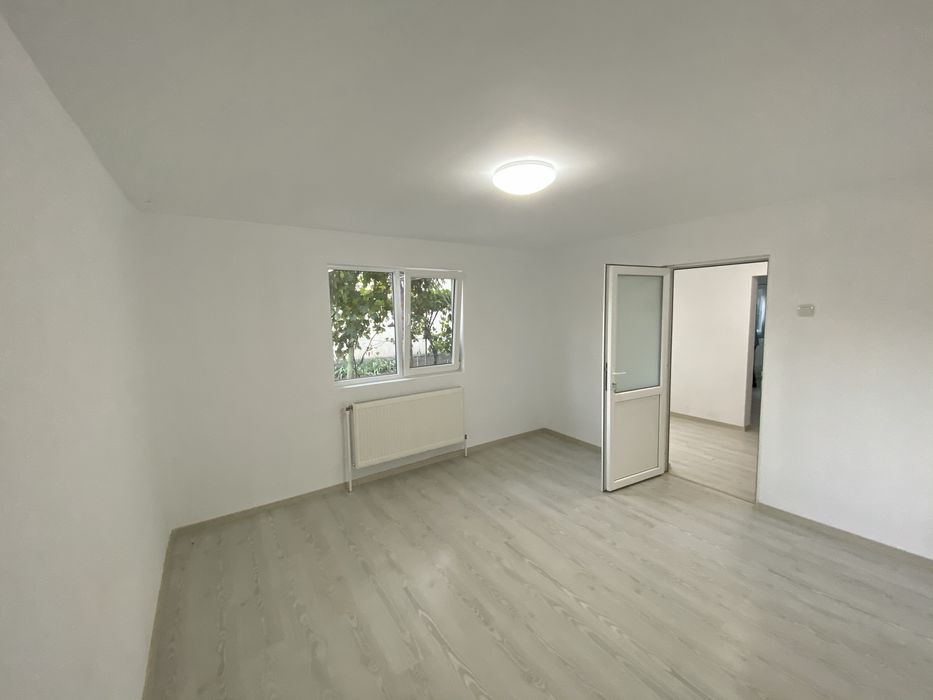Vand sau inchiriez casa 90m si curte de 250m  la 100m de Sala Sporturilor Ploiesti