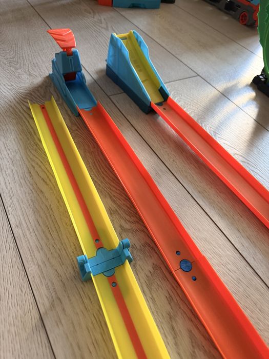 Hot wheels track