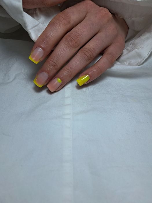 Manichiura -Eleganta si rezistenta la super pret.Manichiură cu gel. Se