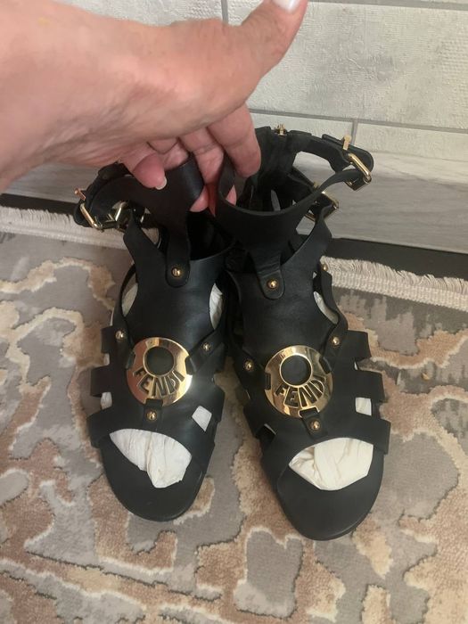 Стильные босоножки от Fendi
