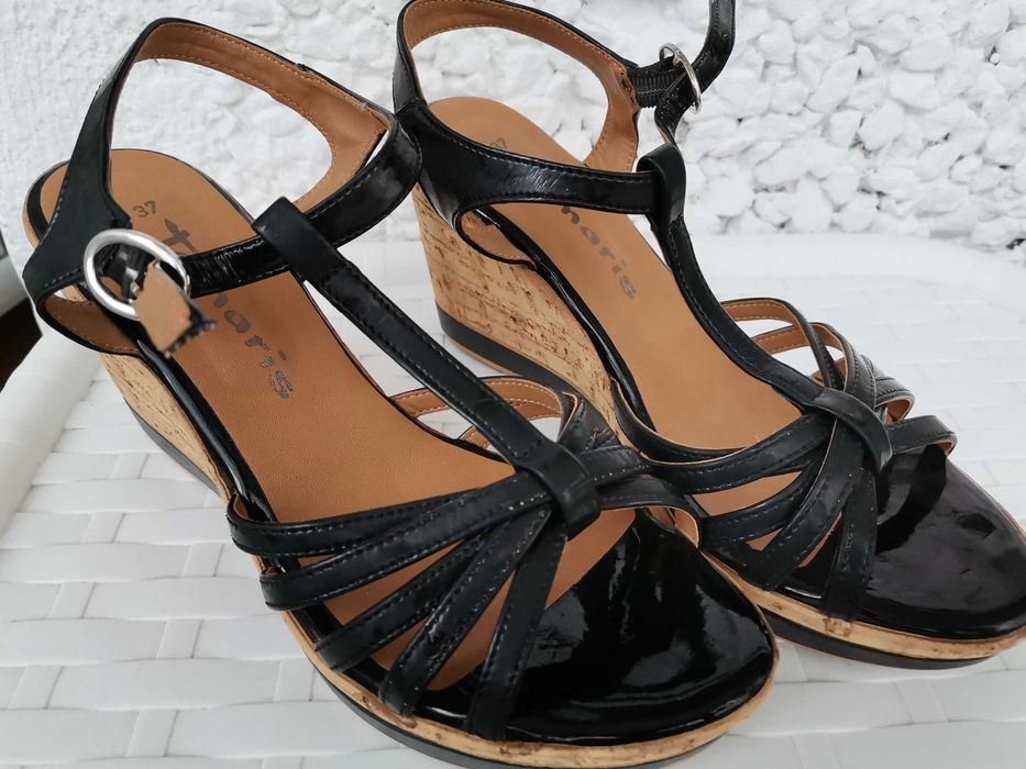 Sandale negre cu platforma, din piele lacuita, Tamaris
