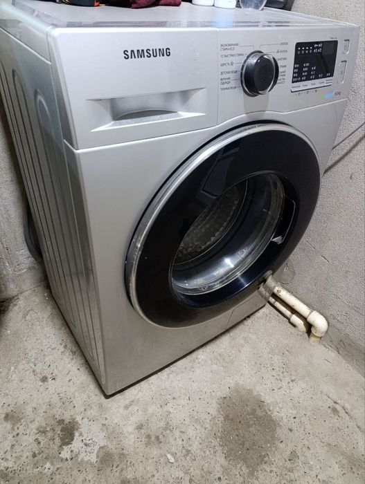 Kir yuvish mashinasi sotiladi.