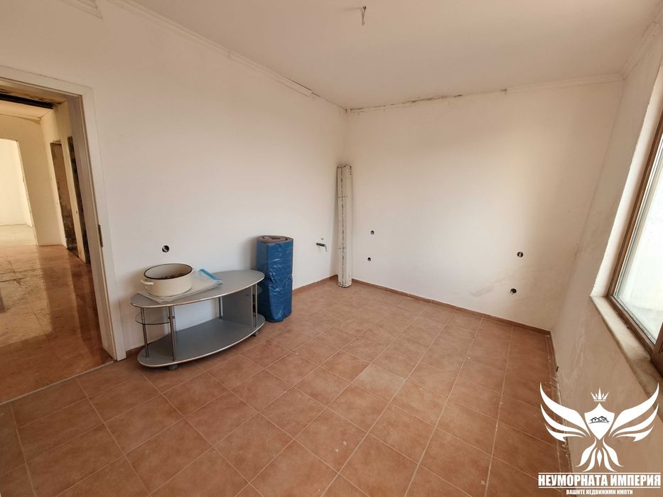 Триетажна къща 448РЗП с 410кв.м. двор в село Чешнегирово, общ.Садово