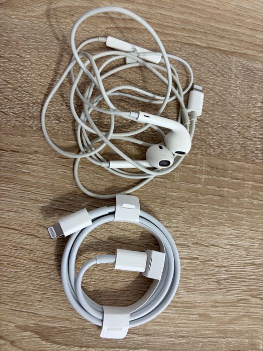 Se vinde cablu de date Lightning to USB -C si casti Apple