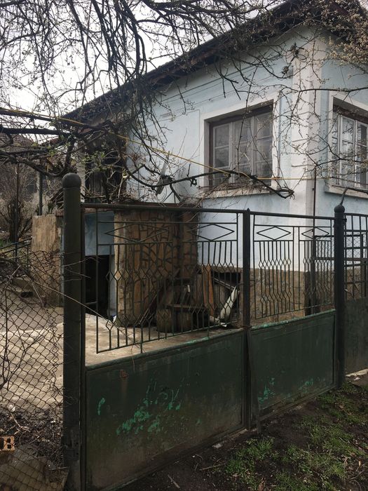 Къща с двор и промишлена  сграда
