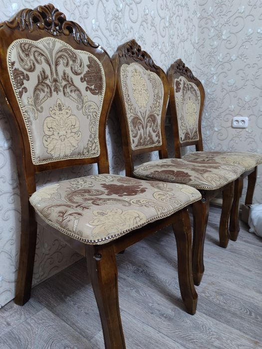 стол, стулья,обои, гардины со шторами+тюль