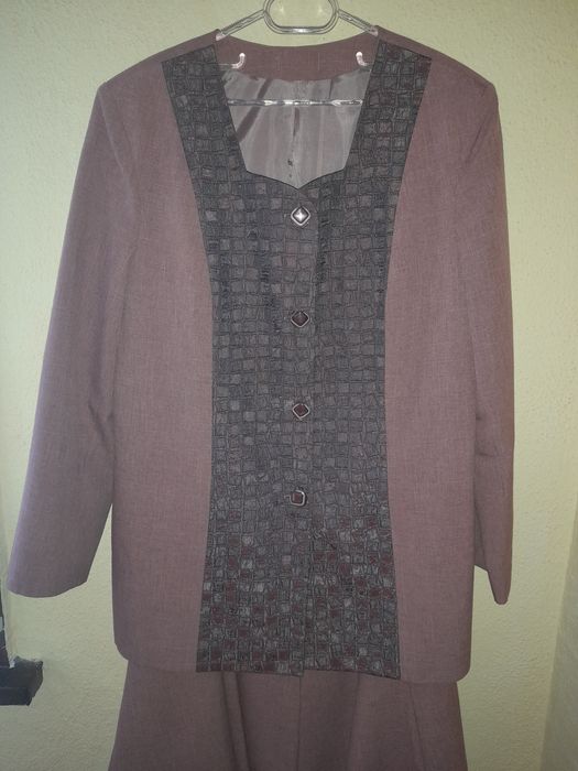 Елегантен дамски костюм