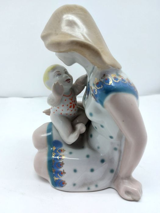 Статуэтка  фарфор СССР  материнство