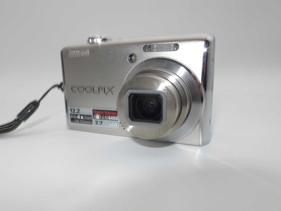 Nikon Coolpix S620 ултра компактен цифров фотоапарат, дигитална камера пълен комплект, като НОВА - тествана и работи отлично