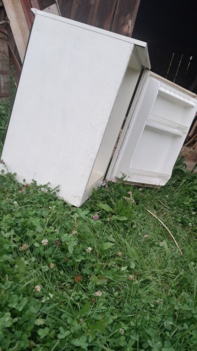 Vând frigider pentru detalii la numărul de telefon