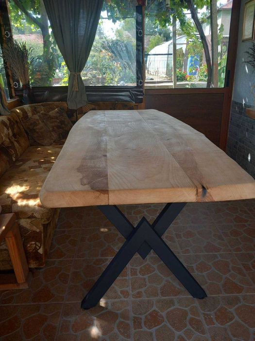 Масивни маси с метални крака