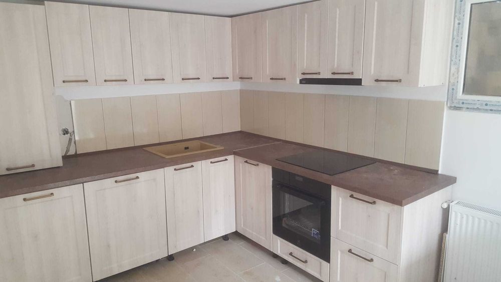 Mobilia la comanda din pal melaminat .