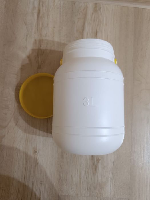 Пластиковый бидон с крышкой