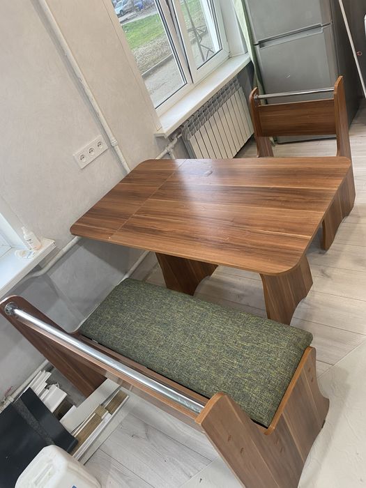 Стол со стульями