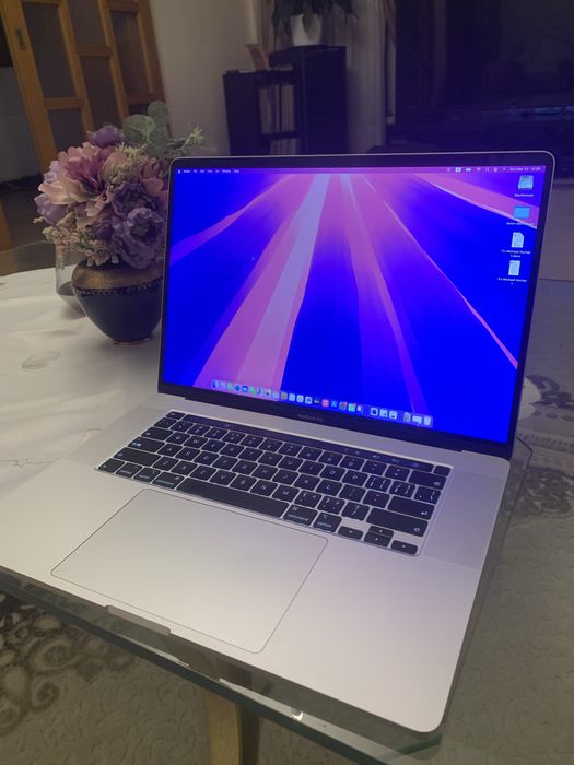 Macbook Pro 16” Touch Bar  i9 1TB 16GB Ram 4GB Video