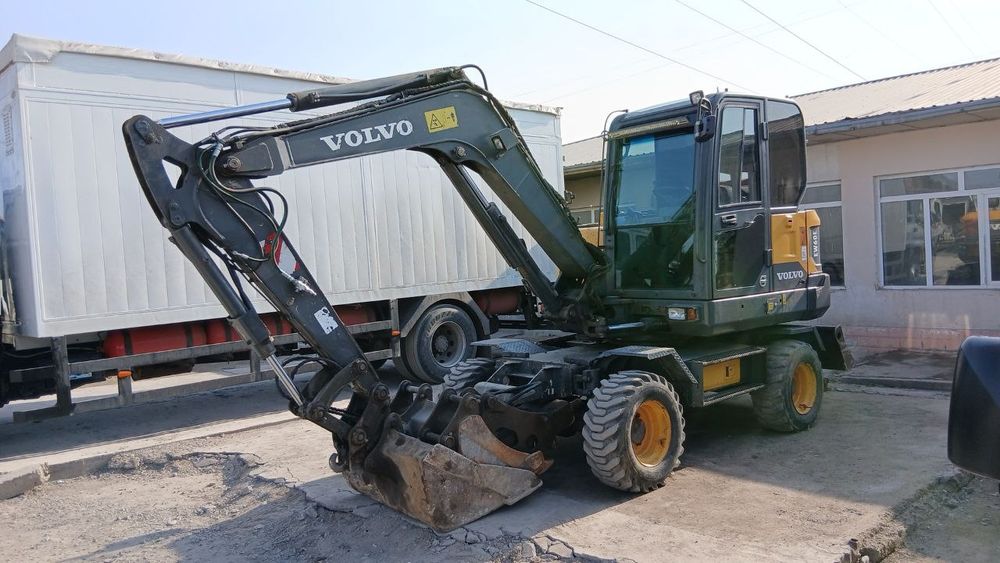 Экскаватор хизмати