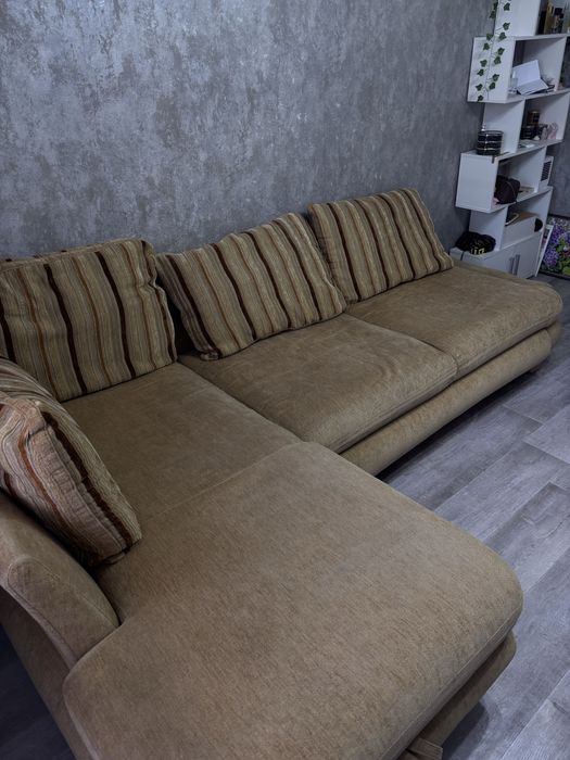 Продам диван угловой раскладывающийся