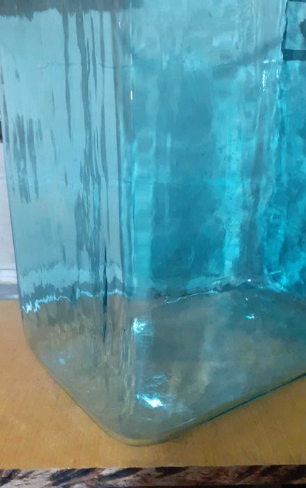 Голям съд от специално здраво стъкло