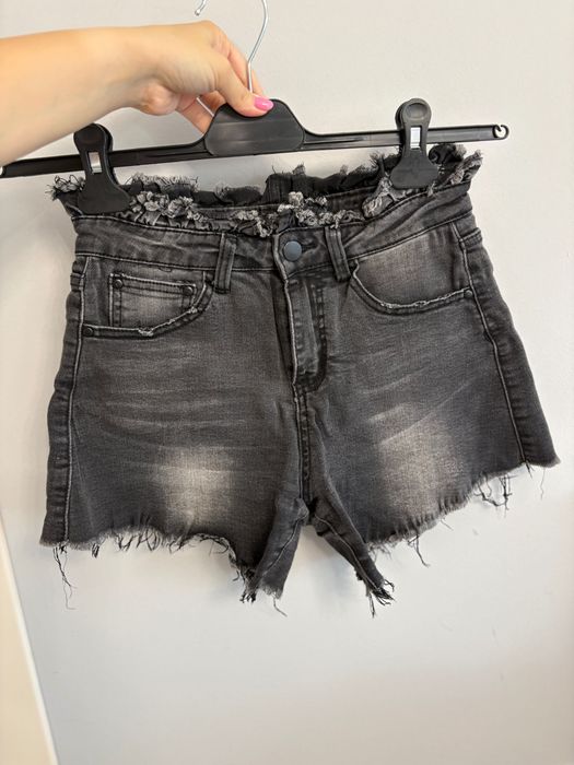 Къси панталонки на различни марки (Zara, Stradivarius, H&M…)