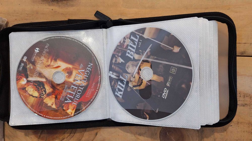 Particular! Geantă suport DVD-uri cu Filme de colecţie româneşti