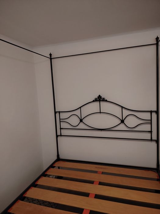 Vând pat fier forjat