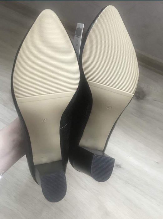 Чисто нови обувки на ток