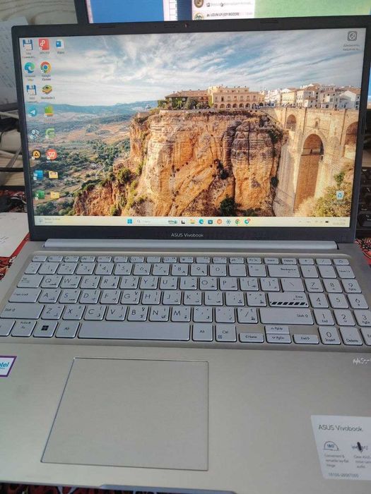 Noutebook sotiladi.