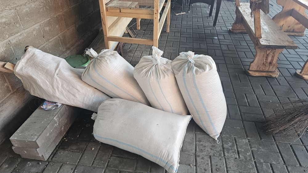 Продам  опилки  4 мешка