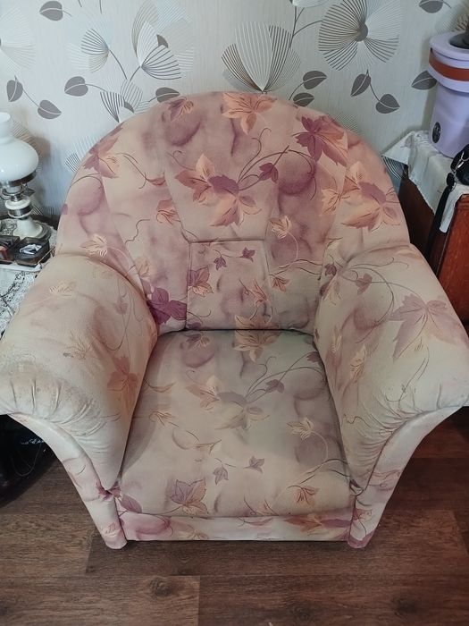 Продам диван с двумя креслами