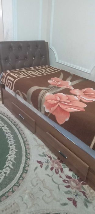 Mebel srochno sotiladi.Divanlar toplami va 2  кроват