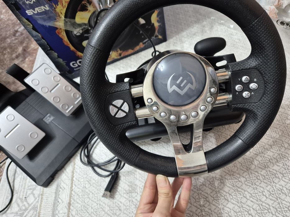 Игровой руль с педалями